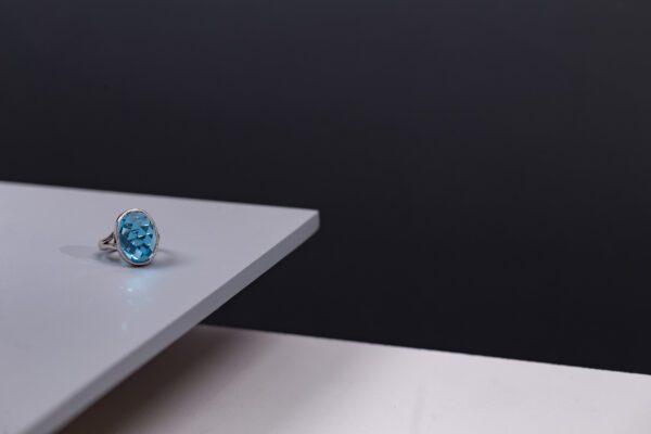 Blue Topaz & 18ct White Gold Ring - Image 2