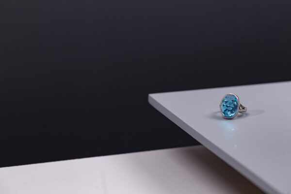 Blue Topaz & 18ct White Gold Ring