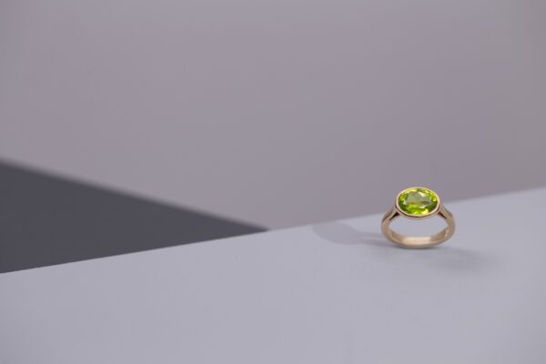 Peridot & 9ct Yellow Gold Ring - Image 4