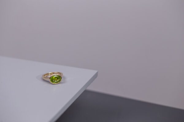 Peridot & 9ct Yellow Gold Ring - Image 3