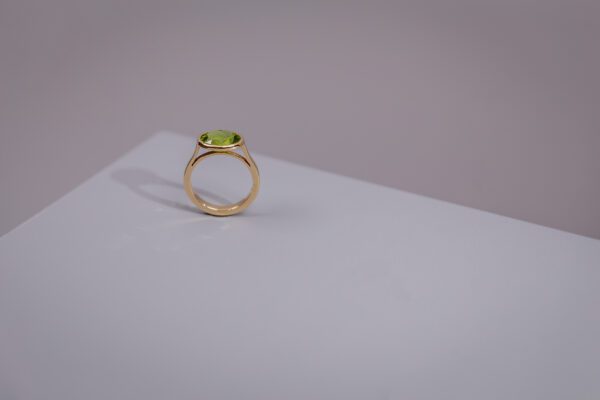 Peridot & 9ct Yellow Gold Ring - Image 2