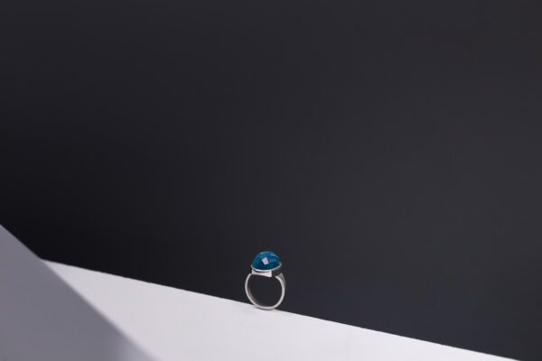 Blue Topaz & 18ct White Gold Ring - Image 3